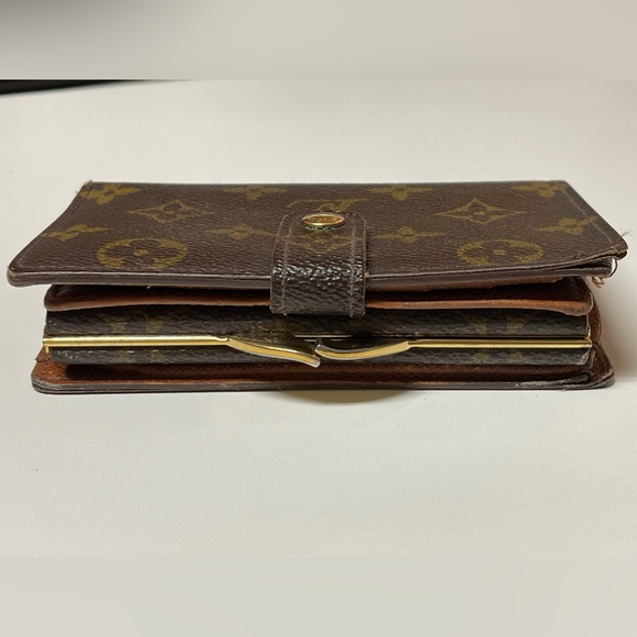 VINTAGE LOUIS VUITTON CLASSIC MONOGRAM KISS LOCK WALLET - Picture 12 of 16